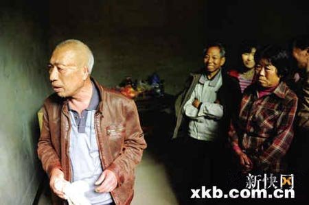 趙作海在姐姐家里,聽了大家的意見,很是糾結。