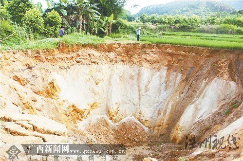 我國(guó)多個(gè)地區(qū)出現(xiàn)天坑 專家稱與地震無(wú)關(guān)(圖)