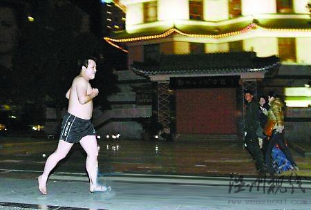 高房?jī)r(jià)時(shí)代逼出的行為藝術(shù)