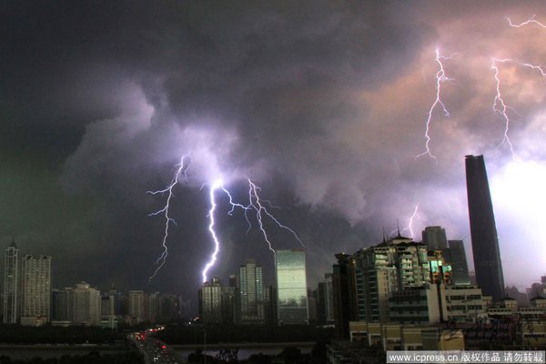 2010年6月21日16時許,廣州烏云密布,驚雷閃電劃破天空。攝影：馮今寧 / 東方IC