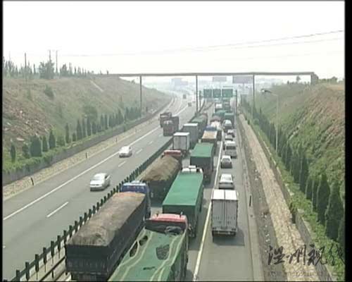 京張高速堵車不斷 被稱為造價(jià)30億的停車場