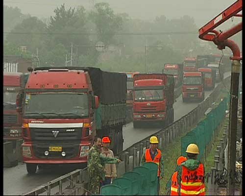 京張高速堵車不斷 被稱為造價(jià)30億的停車場