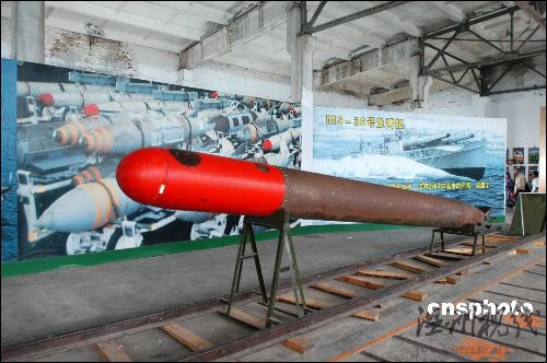 原中國魚雷發(fā)射試驗基地建造在青海湖南岸，因其在青藏公路151公里處，又被稱為151基地。其在完成了它的歷史使命之后，才被掀開神秘的面紗，被世人得知。現(xiàn)保留一部分原有的生產(chǎn)車間、實驗區(qū)和魚雷、電臺等實物供游人參觀。中新社發(fā) 李全舉 攝