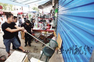 土狗發(fā)狂咬傷自己主人民警兩槍將狗擊斃(圖)