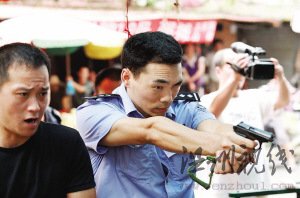土狗發(fā)狂咬傷自己主人民警兩槍將狗擊斃(圖)