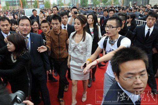 趙薇封百花獎影后之后首次回到安徽合肥家鄉(xiāng)眾人“護駕”