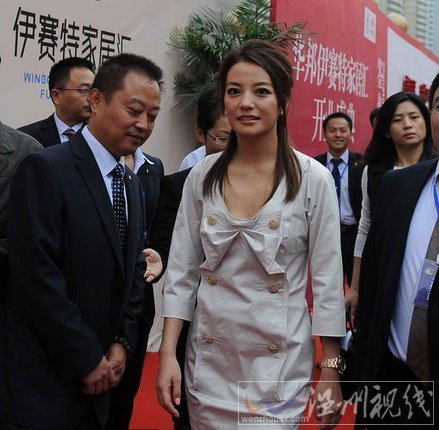 趙薇封百花獎影后之后首次回到安徽合肥家鄉(xiāng)眾人“護駕”