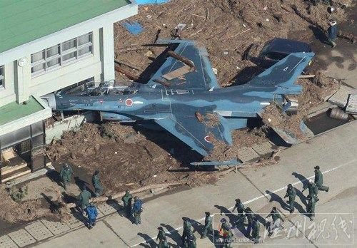 日本自衛隊的F-2戰斗機被沖撞到機庫的墻壁上，受損十分嚴重。圖片來源：日本新聞網