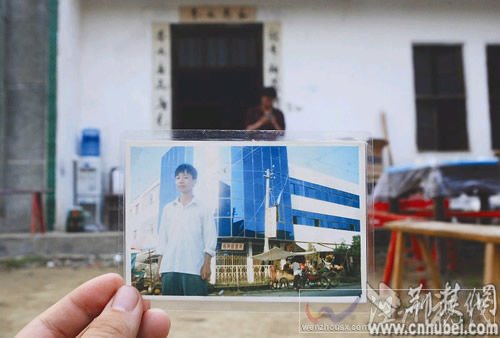 圖為：王剛就是從這個家門里走出來的,但他回來時已經(jīng)病入膏肓