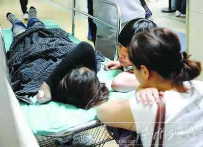 輕生女子在醫院以臂遮面，情緒激動