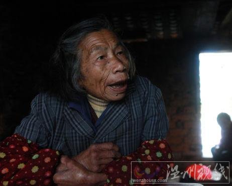 回小村的陳習娥老人告訴記者，她的孫女3個月時被搶走，至今下落不明。 記者 李漠 攝