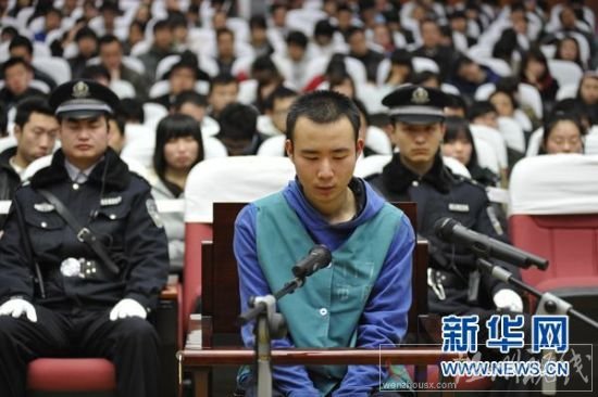 資料圖片：3月23日，藥家鑫在法庭痛哭懺悔。