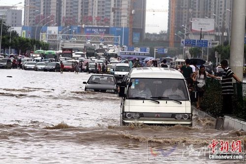 6月18日，車輛在武漢積水的道路上艱難行駛。當日，武漢降大到暴雨，全城多處交通要道積水嚴重，交通幾近癱瘓。中新社發(fā) 張暢 攝