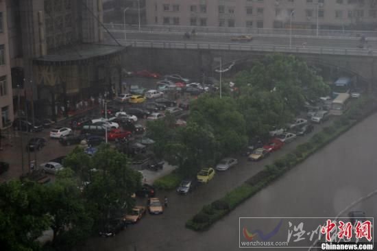6月28日下午，長沙遭遇暴雨襲擊，城區部分地段由于積水較深，導致交通受阻。在積水較為嚴重的長沙市八一橋段，部分車輛已經拋錨，被浸水中。圖為一輛轎車因積水太深拋錨。劉雙雙 攝
