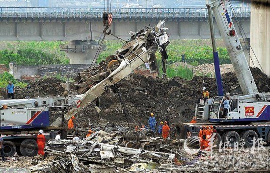D301次動車車頭殘片被重新挖出運走 新華社發(fā)