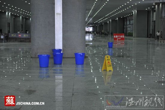 南京暴雨致高鐵南站出現(xiàn)漏水地基下沉(組圖)