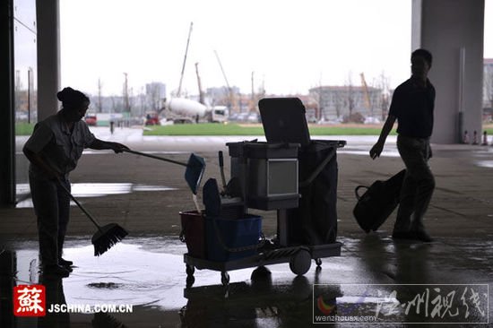 南京暴雨致高鐵南站出現(xiàn)漏水地基下沉(組圖)