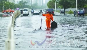 撈 西二旗北路，工作人員在疏通下水道。本報(bào)記者 浦峰 攝