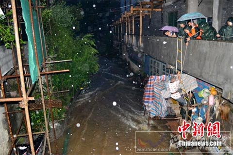 重慶巫溪暴雨致街流成河 已轉(zhuǎn)移疏散上百人