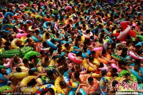 2011年8月14日，數(shù)萬游客在位于四川省遂寧市大英縣的中國死海室內(nèi)漂浮池內(nèi)沖浪，樂享酷暑水中的清涼。入夏以來，中國死海迎來了近百萬游客前來親水消暑度夏。鐘敏 攝 CFP視覺中國