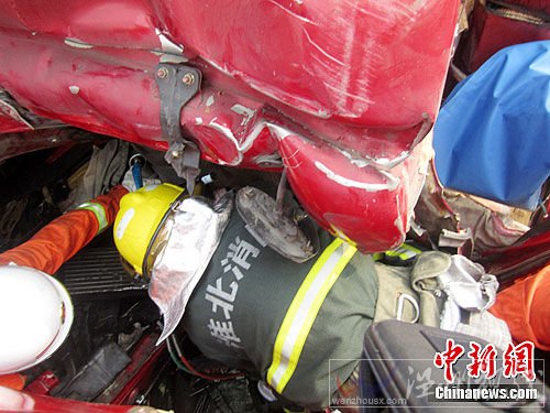 連霍高速交通事故現(xiàn)場(chǎng)官兵緊急救援傷者