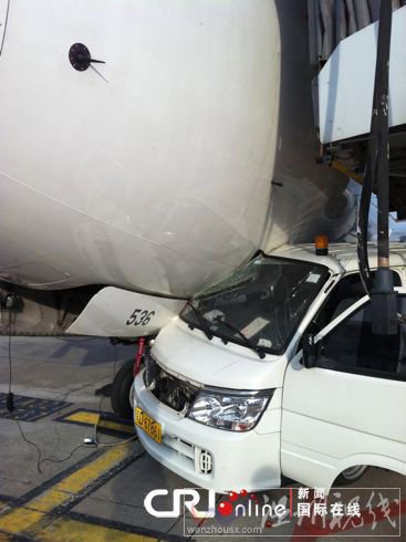 廈門機(jī)場汽車與飛機(jī)相撞(組圖)