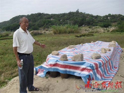 祖墳被開(kāi)發(fā)商挖出來(lái)后，本來(lái)散落在各處，當(dāng)?shù)厝罕娺M(jìn)行整理，但這些骨頭已經(jīng)無(wú)法分辨墳主