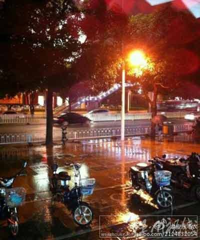 福州大雨傾城致33小時(shí)連發(fā)車(chē)禍40多起