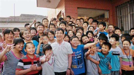 2010年6月，邢利斌與聯盛中學的學生們。
