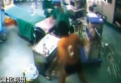 跳下手術臺追打醫(yī)生