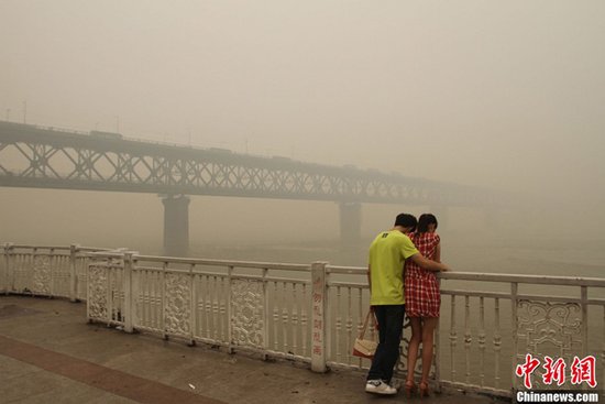 南方多地出現嚴重霧霾天氣 焚燒秸稈是重要原因