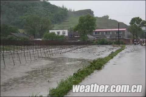 遼源28日出現(xiàn)短時(shí)強(qiáng)降雨 市區(qū)低洼路面積水（圖）