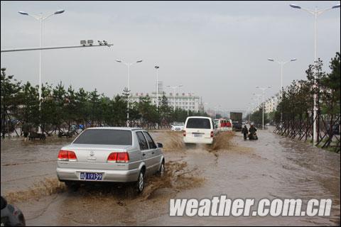 遼源28日出現(xiàn)短時(shí)強(qiáng)降雨 市區(qū)低洼路面積水（圖）