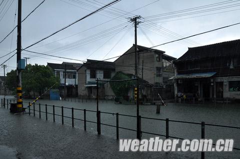 寧波昨日午后雷陣雨 姜山小鎮(zhèn)成水城