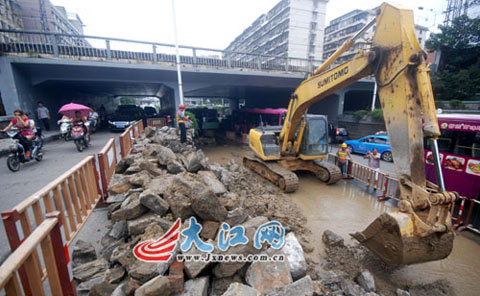 南昌解放路立交橋擋阻墻坍塌 預計20天后能修復