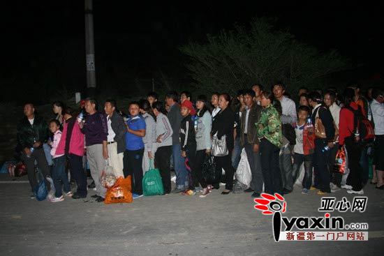 新疆山洪沖毀公路沒(méi)有人員傷亡 暴雨引山洪暴發(fā)阻擋游客