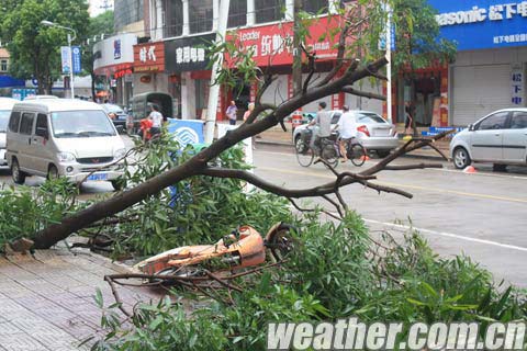 “啟德”過境 大風(fēng)暴雨襲防城港