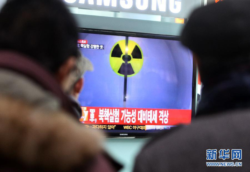 2013年2月12日，在韓國首爾，電視上播報關于朝鮮地震的消息。
