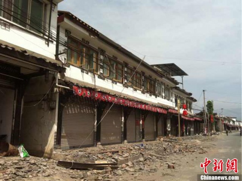 在災區(qū)街道上被震下的瓦礫散落一地