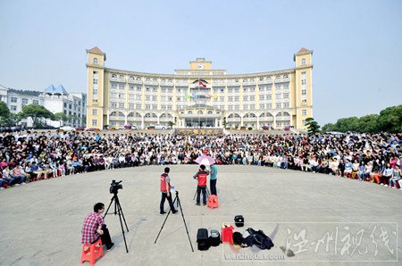 3400人霸氣大學生畢業照
