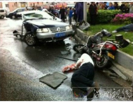 車禍中助動(dòng)車司機(jī)被撞后躺倒在地