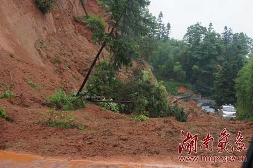 湖南暴雨導(dǎo)致張家界山體滑坡2人遇難