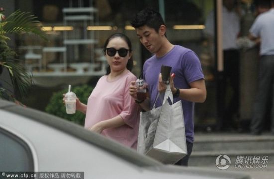 霍思燕挺大肚逛街，霍思燕男友杜江跟隨保護。