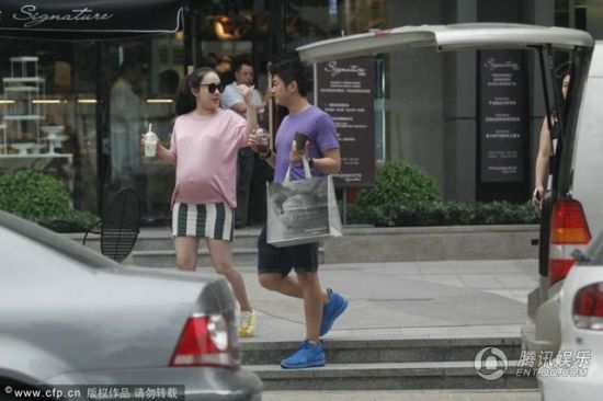霍思燕挺大肚逛街，霍思燕男友杜江跟隨保護。