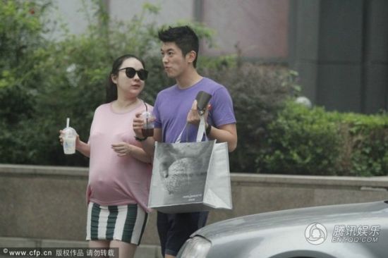 霍思燕挺大肚逛街，霍思燕男友杜江跟隨保護。