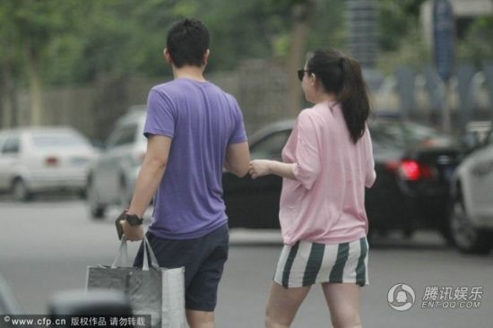 霍思燕挺大肚逛街，霍思燕男友杜江跟隨保護。