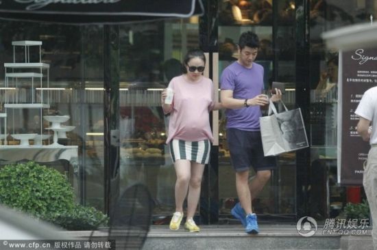 霍思燕挺大肚逛街，霍思燕男友杜江跟隨保護。