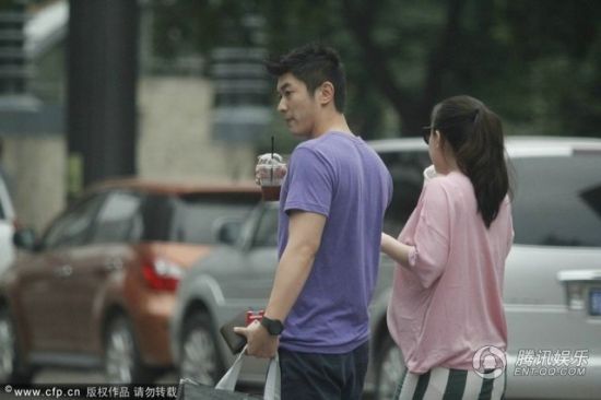 霍思燕挺大肚逛街，霍思燕男友杜江跟隨保護。