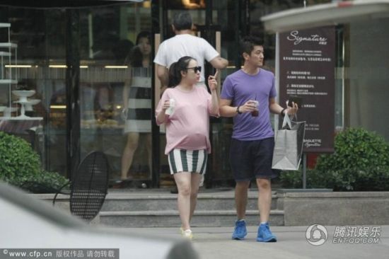 霍思燕挺大肚逛街，霍思燕男友杜江跟隨保護。