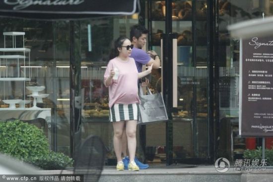霍思燕挺大肚逛街，霍思燕男友杜江跟隨保護。
